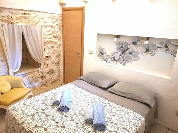 Bedroom 3, Trullo Madia with Shared Hot Tub in Nature, Brindisi