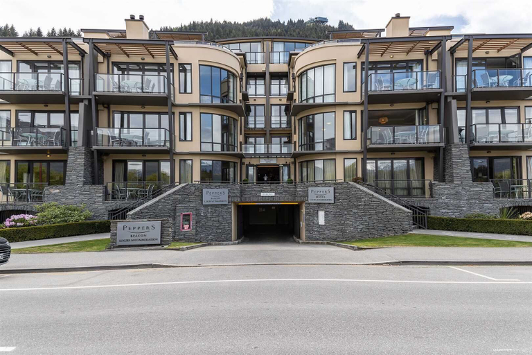 Exterior & Views, Modern Spacious Town Center Unit with Lake View, Queenstown-Lakes