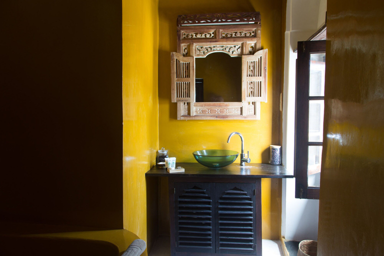 Bathroom 4, Kholle House, Mjini