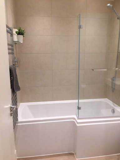 Bathroom 4, Modern Apartment By Creatick, Reading