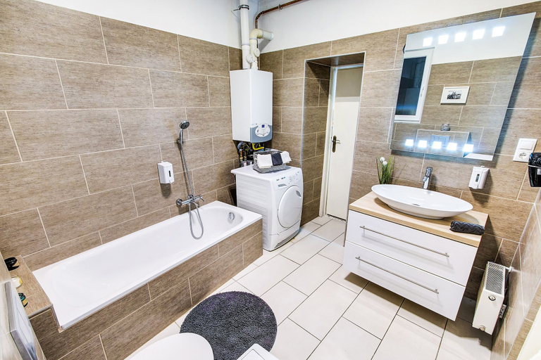 Bathroom 4, Real Apartments Kertesz, Budapesti