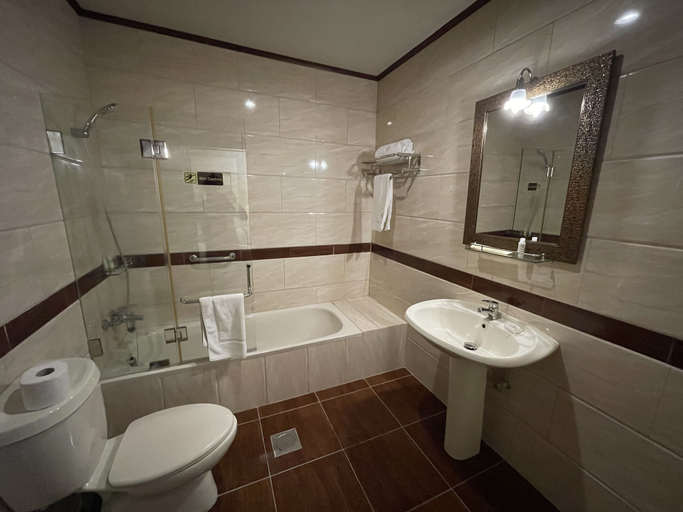 Bathroom 3, Boulevard Palace Hotel, Greater Monrovia