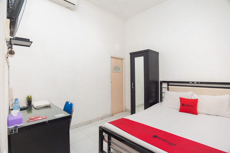Bedroom 1, RedDoorz Syariah near Grand Galaxy Park, Bekasi