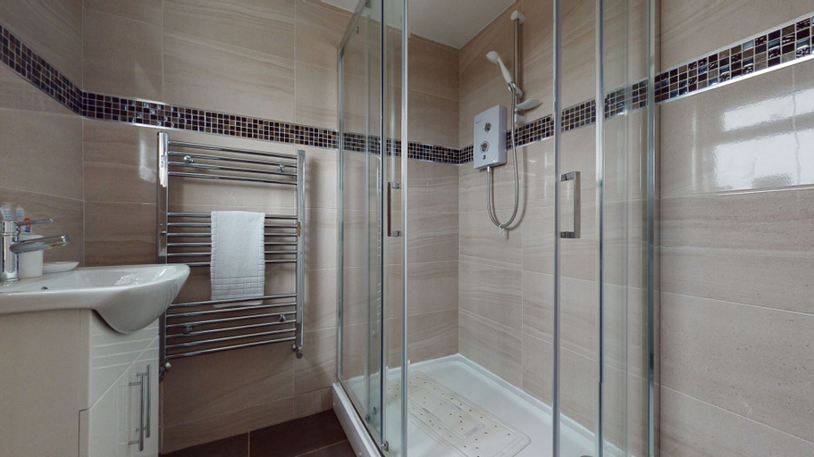 Bathroom 3, Charming 5-bed House in Romford, London