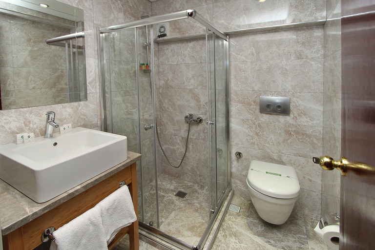 Bathroom 5, Laleli Gonen Hotel, Fatih