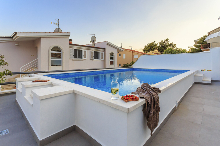 Sport & Beauty 5, Villa Lola, Okrug