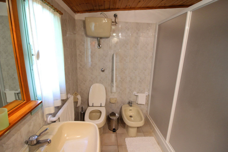 Bathroom 4, Pagliazzone, Arezzo