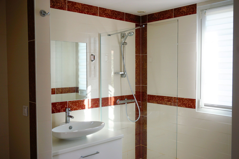Bathroom 5, Villa Marie Suzon, Gironde