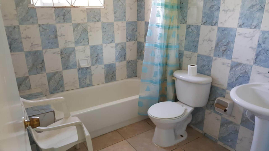 Bathroom, Beautiful 2-bed Apartment in Sunny Jamaica