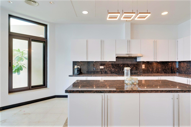 Others 2, Seaview Penthouse with Private Gym & Outdoor Pool, Dubai
