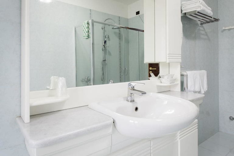 Bathroom 4, Hotel San Marco, Potenza