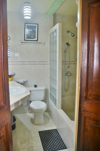 Bathroom 2, Hostal Peregrino Consulado, Centro Habana