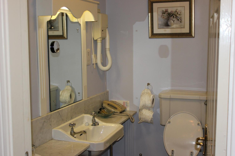 Bathroom 4, Kilcoolys Country House Hotel