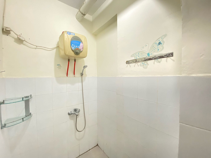 Bathroom 4, Adorable Classic 2Br Gateway Ahmad Yani Cicadas Bandung Apartment, Bandung
