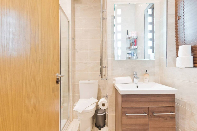 Bathroom, Captivating 2-bed Apartment in Dublin 1, Dublin