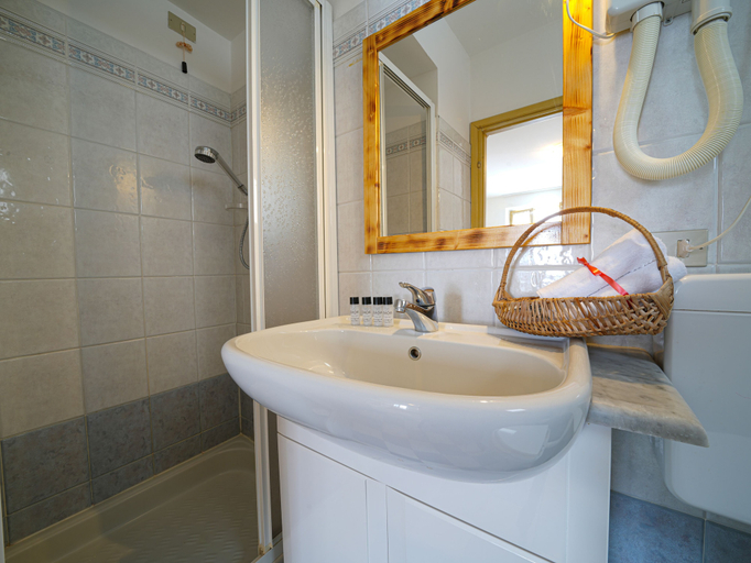 Bathroom 5, Hotel Skilift, Cuneo
