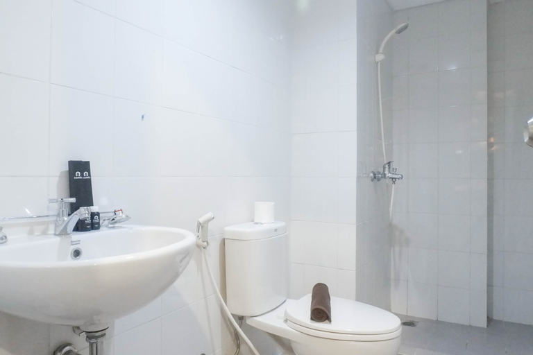 Bedroom 2, Scenic Modern 2BR at Gunawangsa Tidar Apartment By Travelio, Surabaya