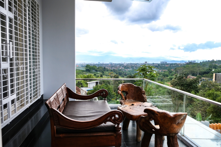 Exterior & Views 18