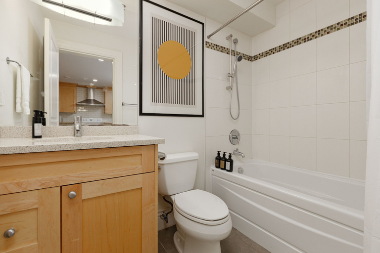 Bathroom, Cozy 2BR BSMT Suite Near Grouse Mt. and Edgemont., Greater Vancouver