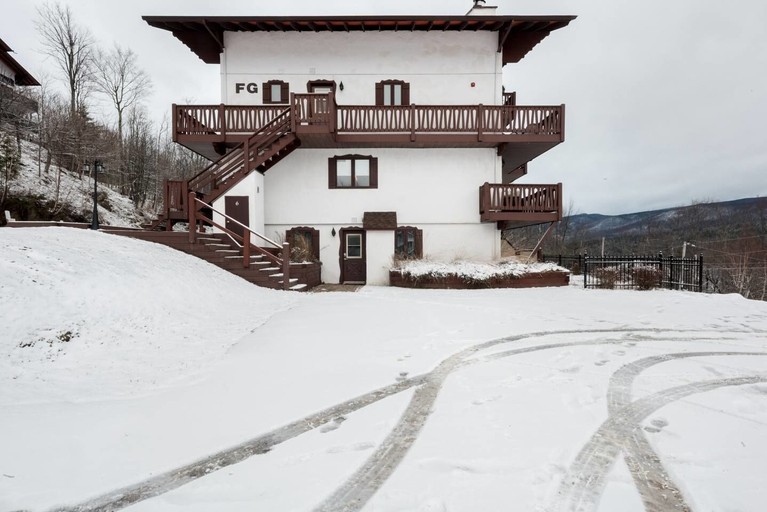 Exterior & Views, Commodious Condominium in Tranquil Lakeside Setting, Les Laurentides