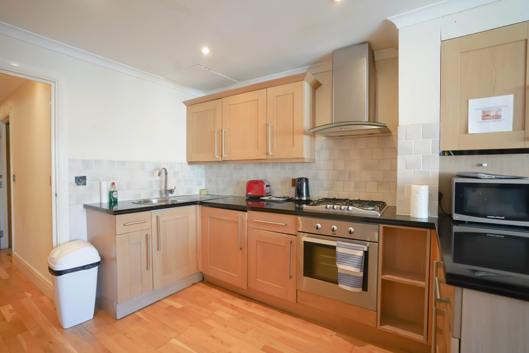 Others 3, Cosy 2-bed 2 Bathroom Apartment in London, London
