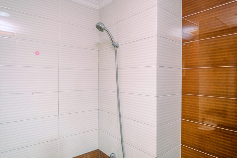 Bathroom 5, Strategic and Comfy Studio Apartment at Margonda Residence 3 By Travelio, Depok