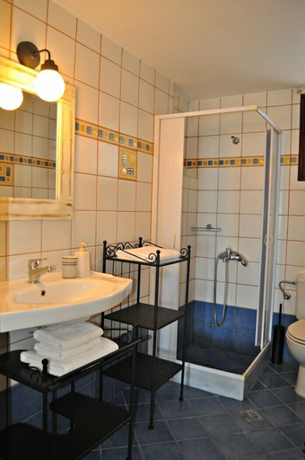 Bathroom 5, Kalderimi Studios, South Aegean