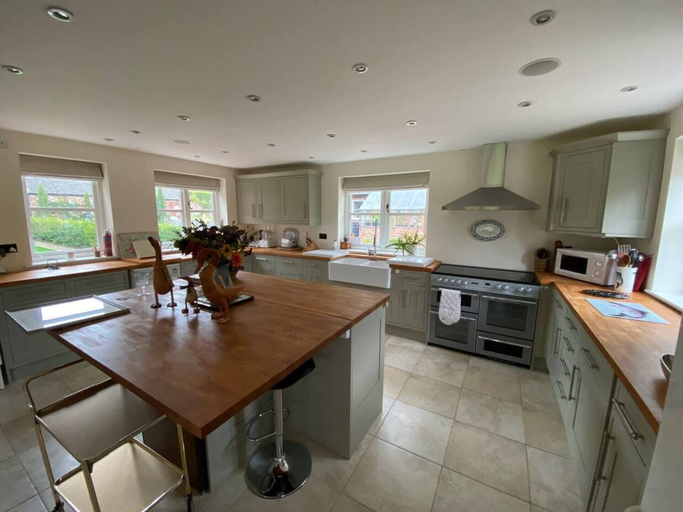 Others 5, Luxury Accom With Pool Henbury Macclesfield, Cheshire East