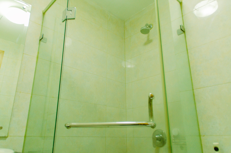 Bathroom 5, Modern and Comfy 1BR at The Mansion Kemayoran Apartment By Travelio, North Jakarta