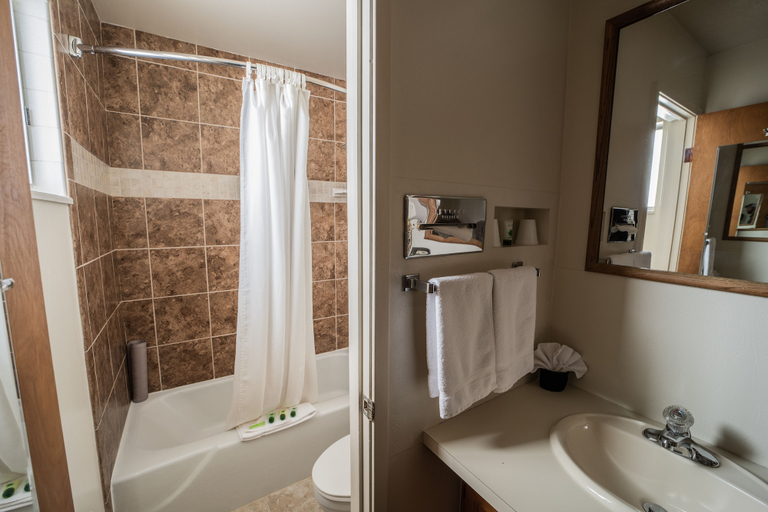 Bathroom 4, Clover Creek Inn, Bear Lake