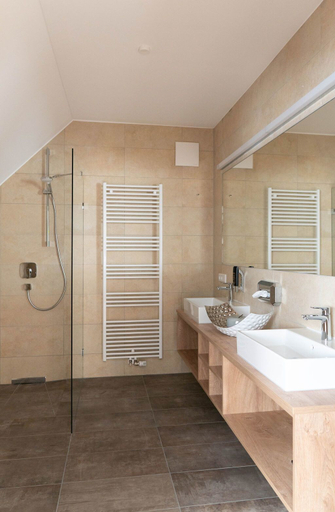 Bathroom 4, Rossano Hotel & Ristorante, Ansbach