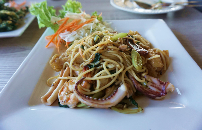 Food & Drinks 4, Arnarjak Resort, Akat Amnuai