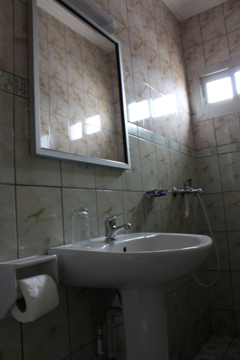 Bathroom 3, Tou'Ngou Hotel, Mfoundi