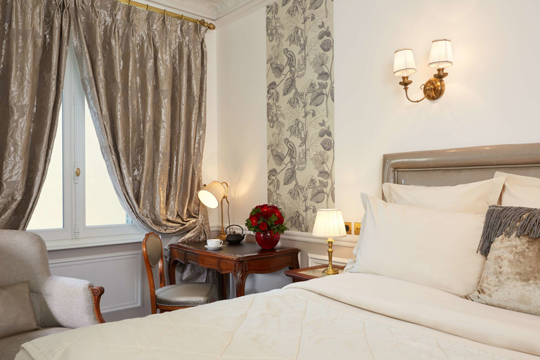 Bedroom 2, Hotel Regina Louvre, Paris
