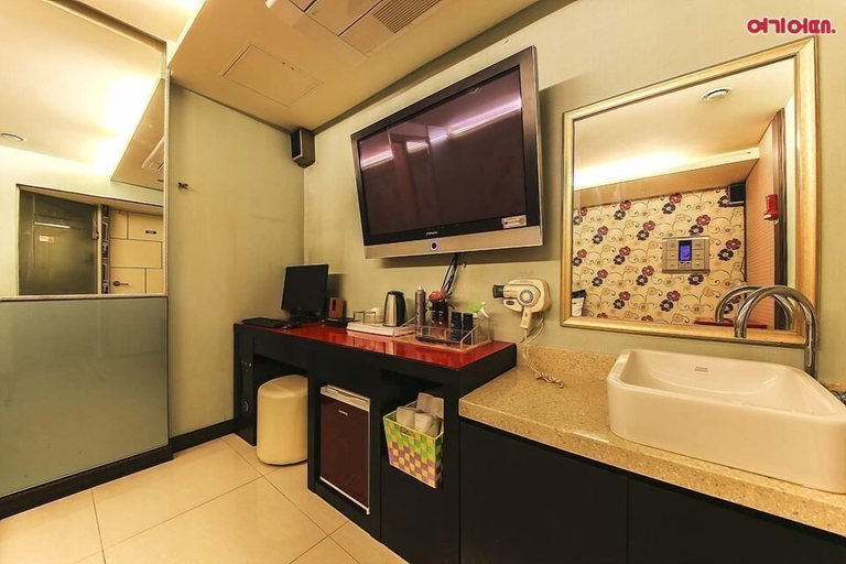 Bathroom 4, Palace Motel, Dong