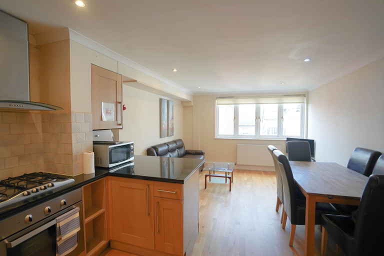 Others 5, Cosy 2-bed 2 Bathroom Apartment in London, London