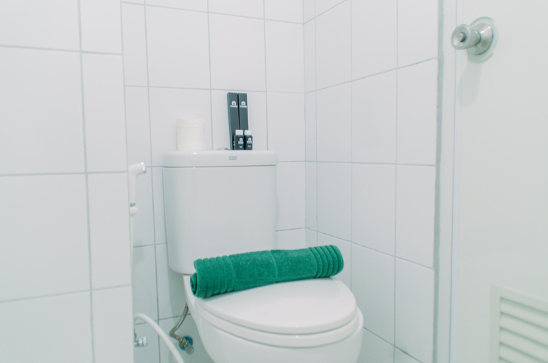 Bathroom 5, Cozy and Minimalist Studio at Emerald Bintaro Apartment By Travelio, South Tangerang