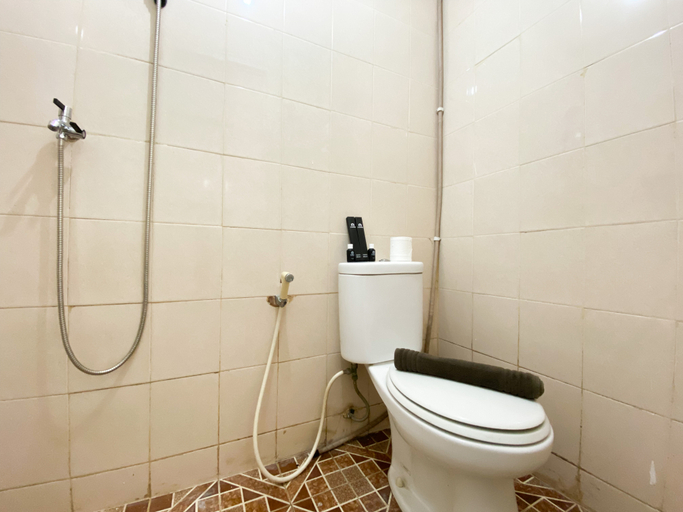 Bathroom 5, Warm and Restful Studio Room Sunter Park View Apartment By Travelio, Jakarta Utara