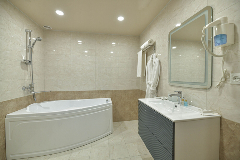 Bathroom 3, Welcome Inn Hotel, Yerevan