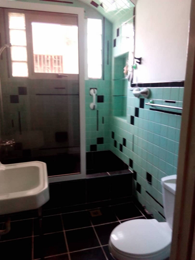 Bathroom, El Hostal Casa Cuevas, Plaza de la Revolución