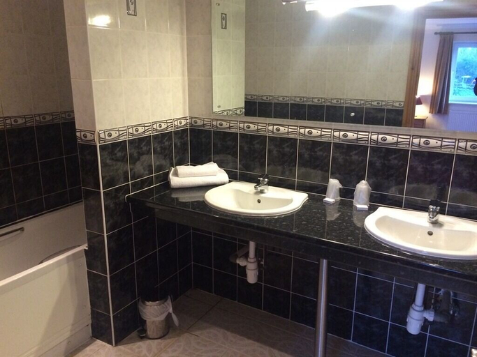 Bathroom 4, Hunters Lodge Inn, Somerset