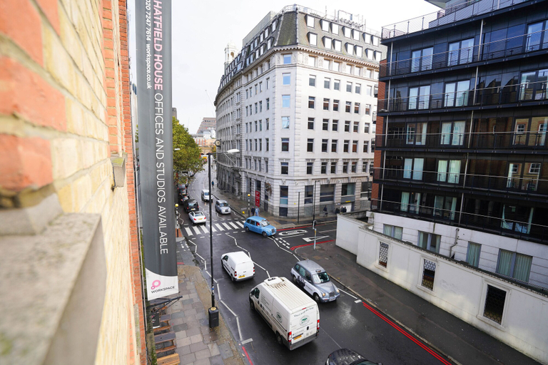 Others 2, Cosy 2-bed 2 Bathroom Apartment in London, London