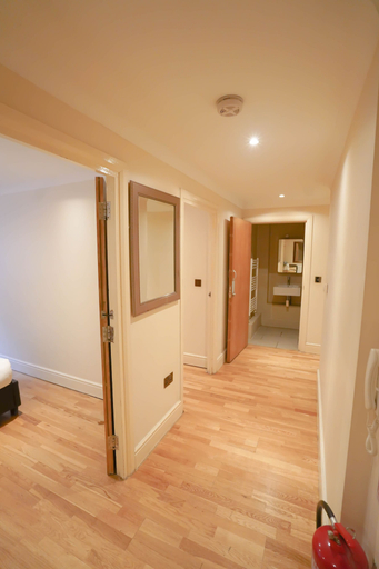 Others 4, Cosy 2-bed 2 Bathroom Apartment in London, London