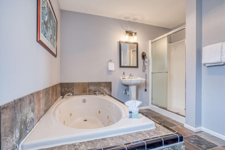Bathroom 3, Nantucket Inn #5, Lincoln
