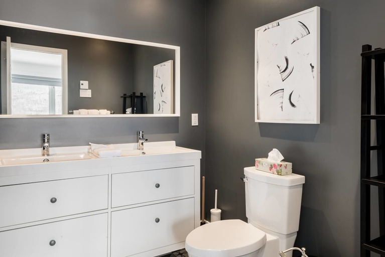 Bathroom 5, Commodious Condominium in Tranquil Lakeside Setting, Les Laurentides