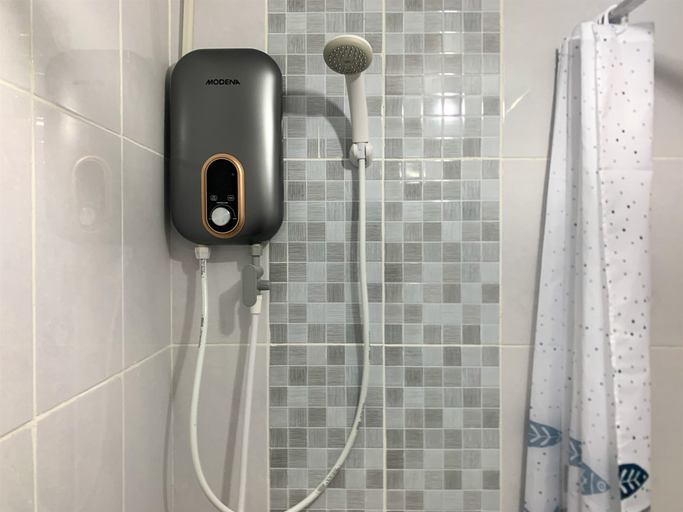 Bathroom 5, Relaxing 2BR at 35th Floor Tokyo Riverside PIK 2 Apartment By Travelio, Tangerang