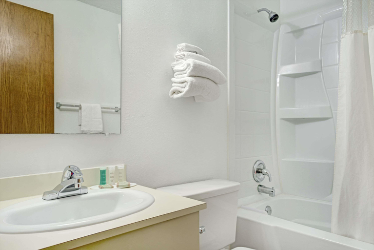 Bathroom 4, Super 8 By Wyndham Chaska, Carver