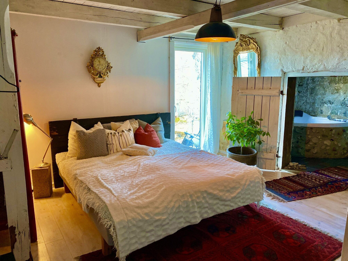 Bedroom 3, Romantic Spa Villa With Fireplace by the Lake, Hedemora