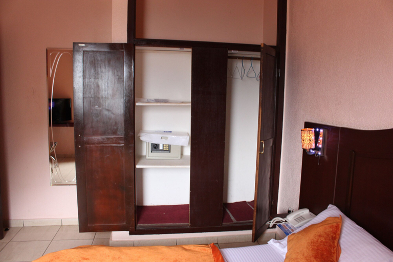 Bedroom 2, Tou'Ngou Hotel, Mfoundi