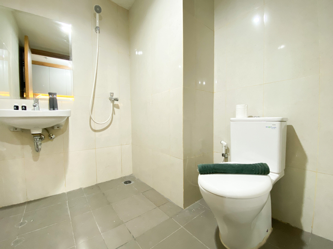 Bedroom 3, Minimalist Studio Room LRT City Jatibening Apartment By Travelio, Bekasi